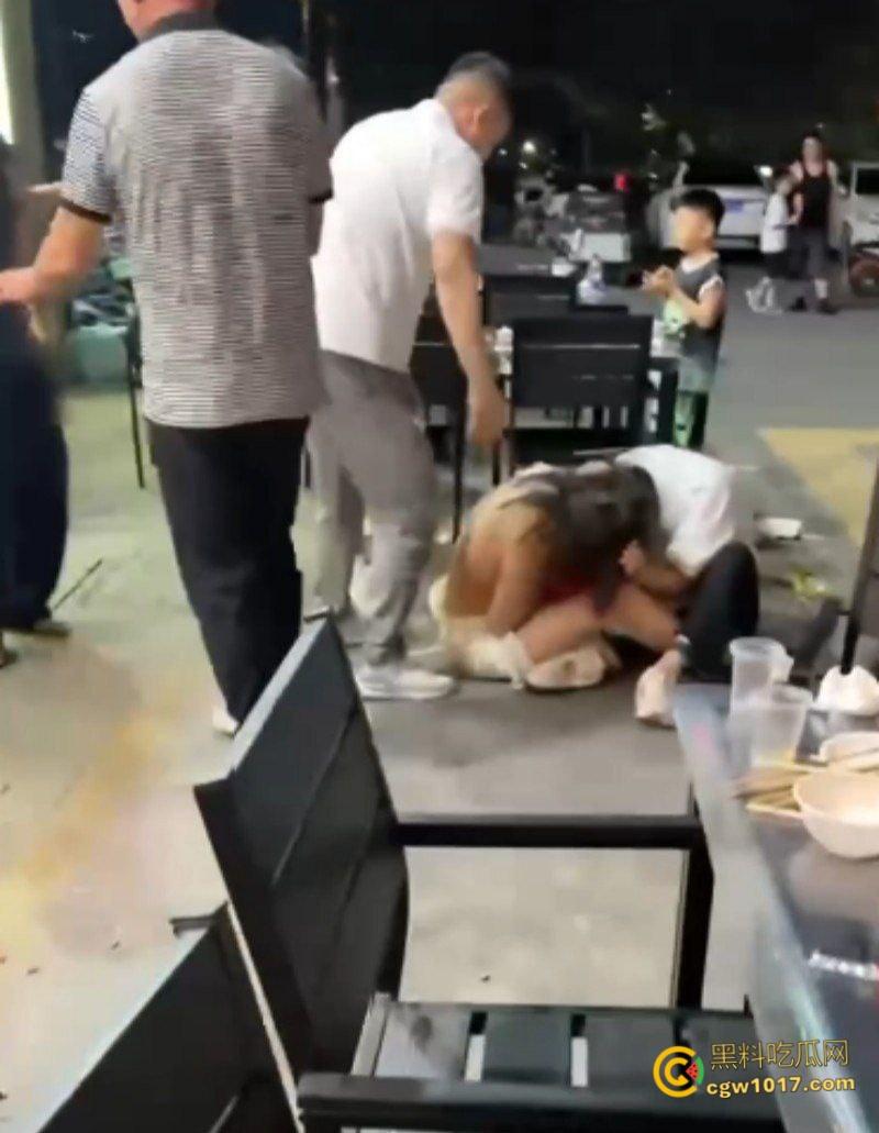 原配小三当街互殴名场面，激烈扭打互相撕扯，衣服扒光露出雪白肉体，彪悍战斗力引得路人围观 ！  第4张