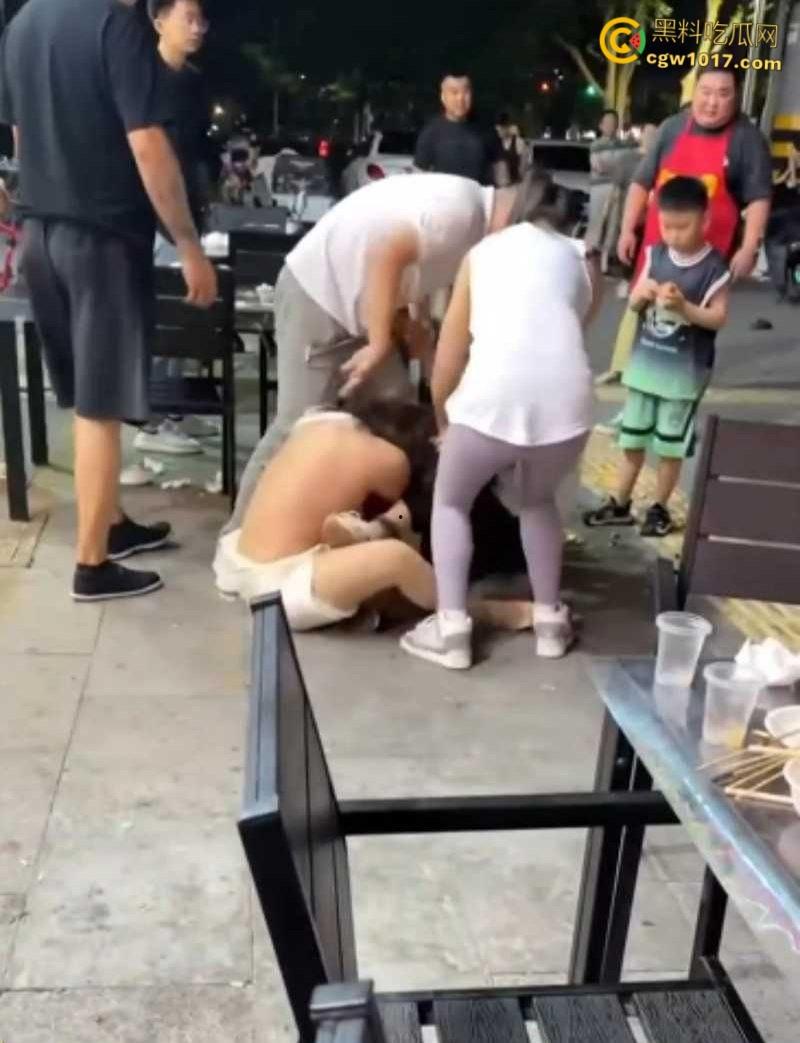 原配小三当街互殴名场面，激烈扭打互相撕扯，衣服扒光露出雪白肉体，彪悍战斗力引得路人围观 ！  第5张