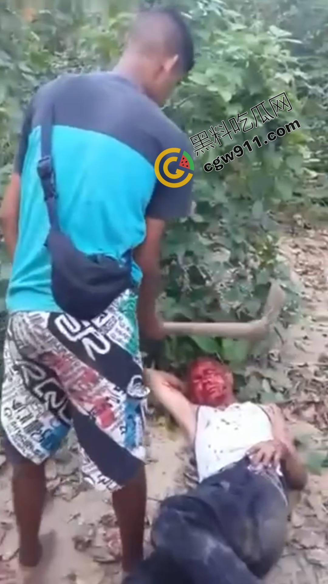 恐怖血腥暴力场面！奸夫惨遭铁镐猛砸，头颅血流如注，现场骇人至极，胆小者勿点！  第2张