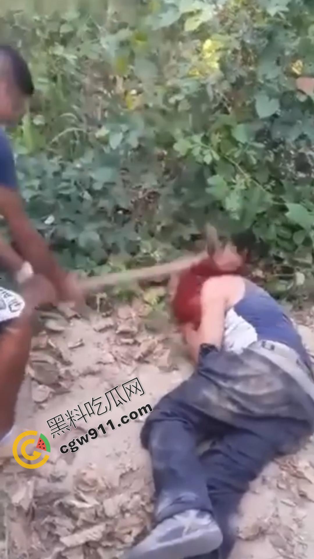 恐怖血腥暴力场面！奸夫惨遭铁镐猛砸，头颅血流如注，现场骇人至极，胆小者勿点！  第5张