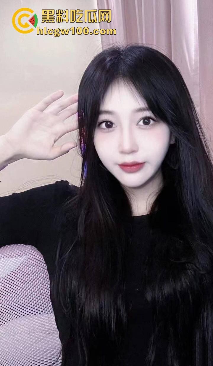 长沙舞蹈学院清纯反差舞蹈生【吴萱莉】约炮被曝光，极品小母狗喜爱约炮求着男主狠狠抽插！  第1张