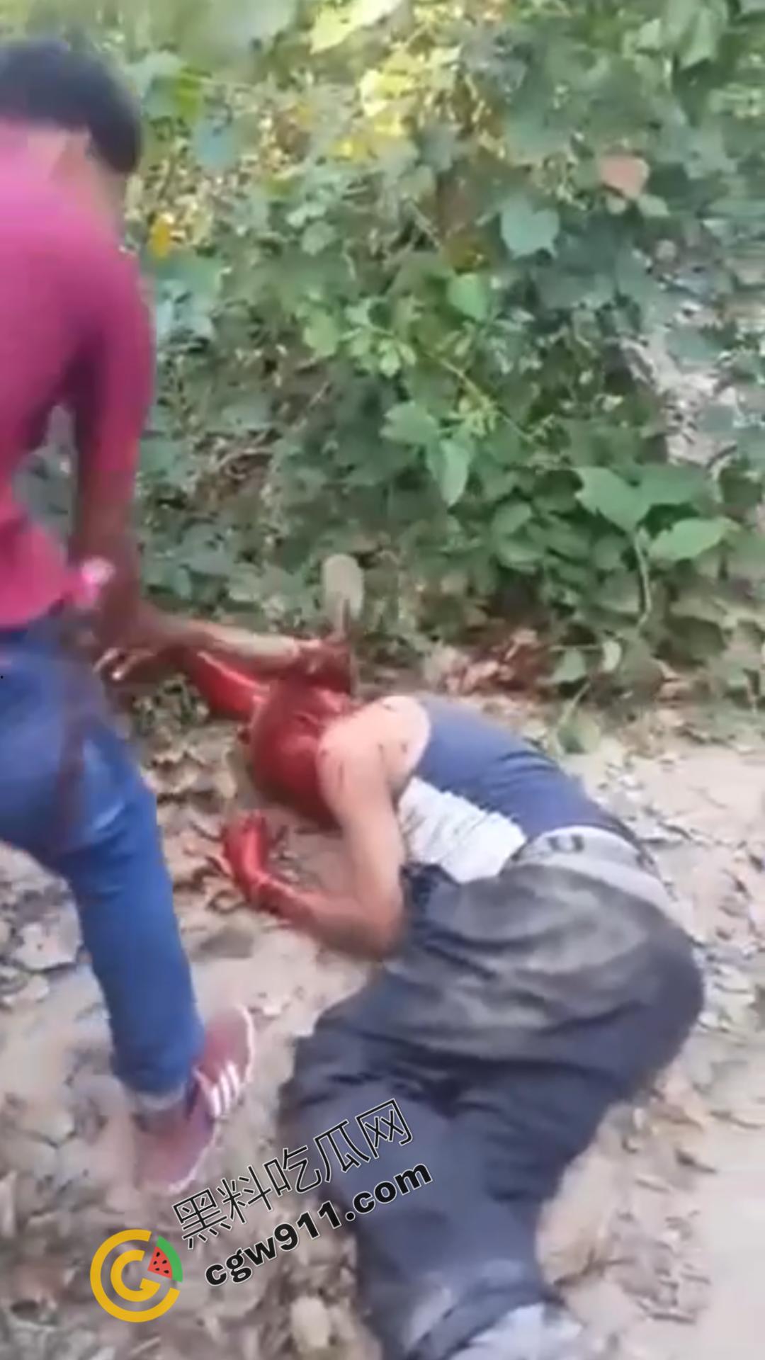 恐怖血腥暴力场面！奸夫惨遭铁镐猛砸，头颅血流如注，现场骇人至极，胆小者勿点！  第6张