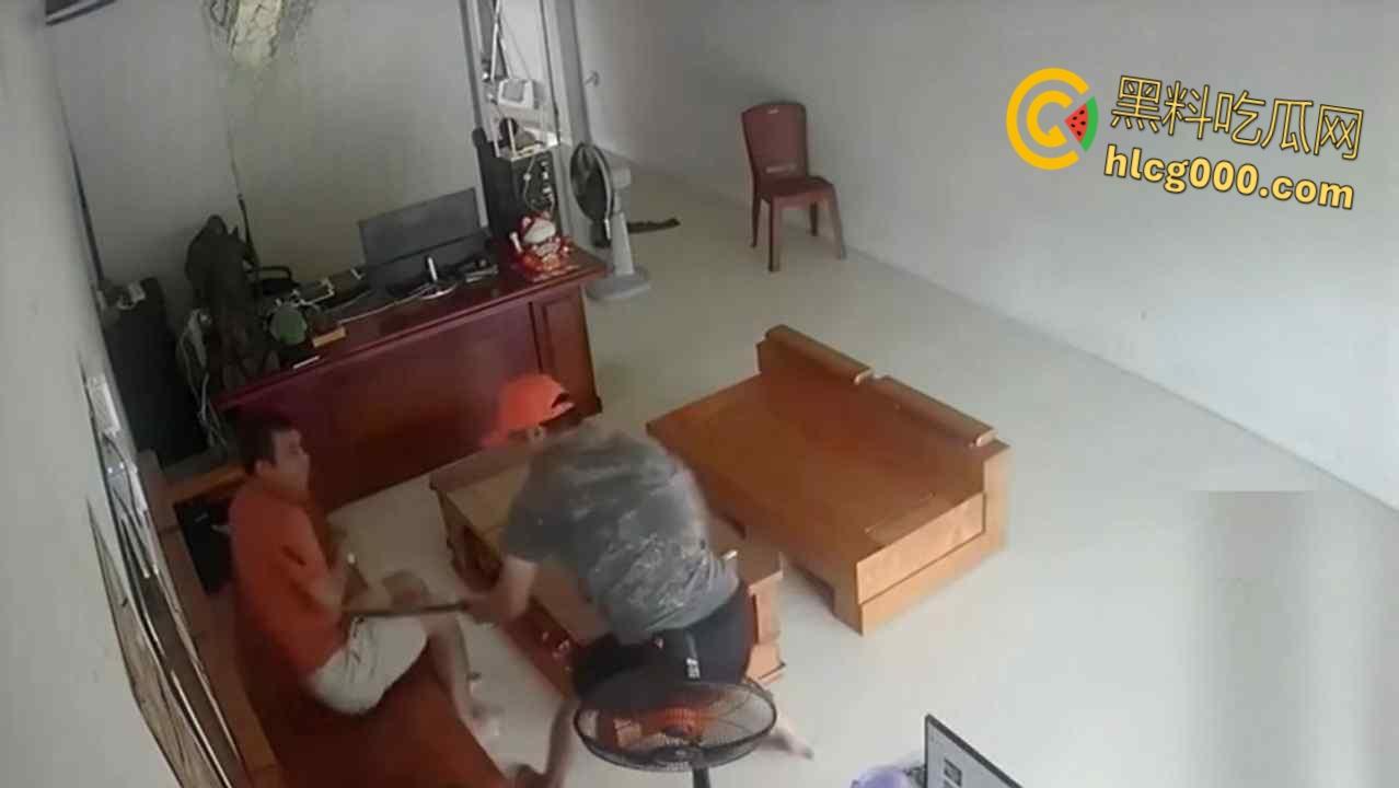 血腥慎入，越南店铺血腥事件，一男子因感情纠纷持，刀砍断另一男子手臂，现场血流成河惨不忍睹 !  第1张