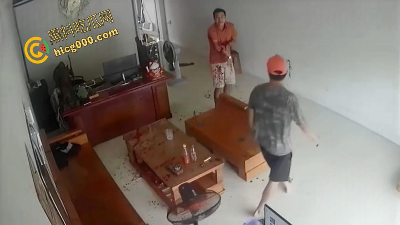 血腥慎入，越南店铺血腥事件，一男子因感情纠纷持，刀砍断另一男子手臂，现场血流成河惨不忍睹 !  第2张