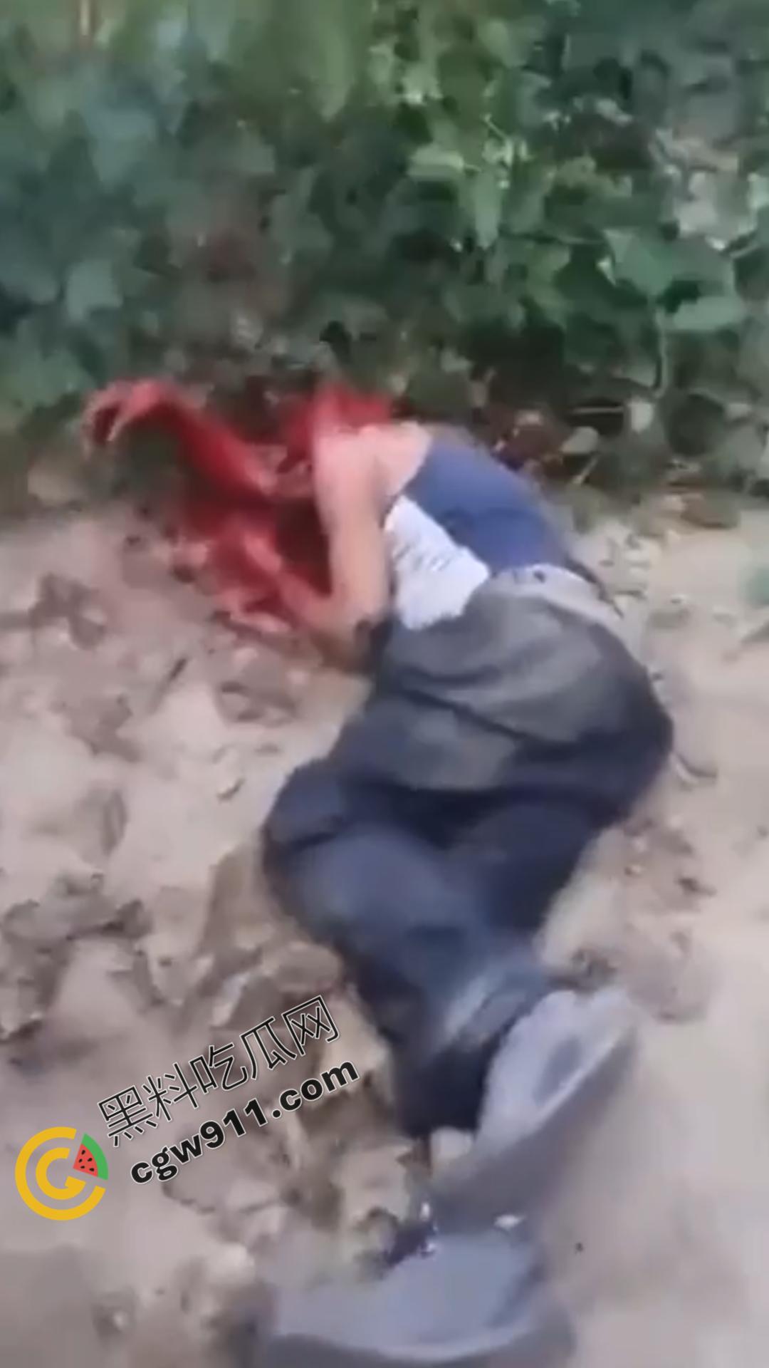 恐怖血腥暴力场面！奸夫惨遭铁镐猛砸，头颅血流如注，现场骇人至极，胆小者勿点！  第7张