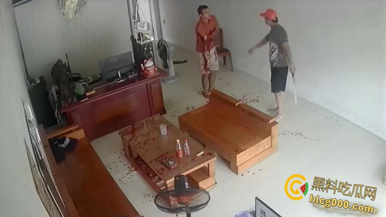 血腥慎入，越南店铺血腥事件，一男子因感情纠纷持，刀砍断另一男子手臂，现场血流成河惨不忍睹 !  第3张
