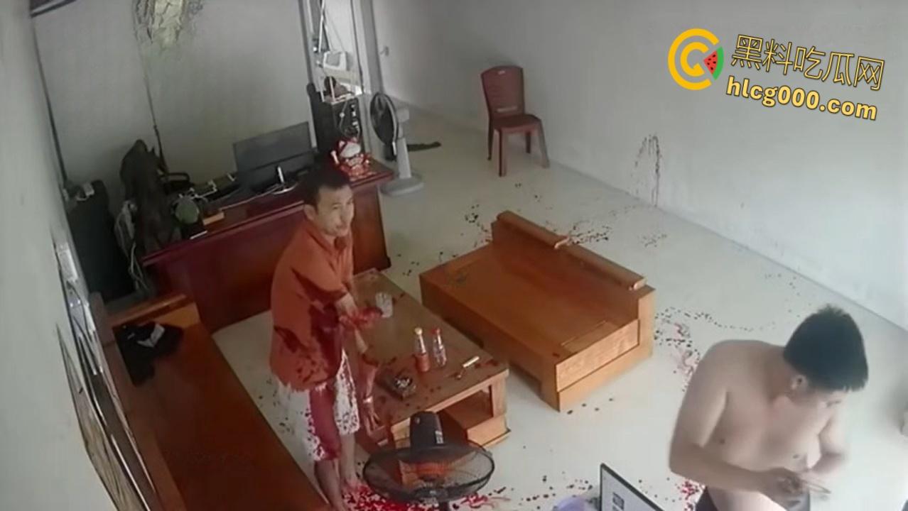 血腥慎入，越南店铺血腥事件，一男子因感情纠纷持，刀砍断另一男子手臂，现场血流成河惨不忍睹 !  第5张