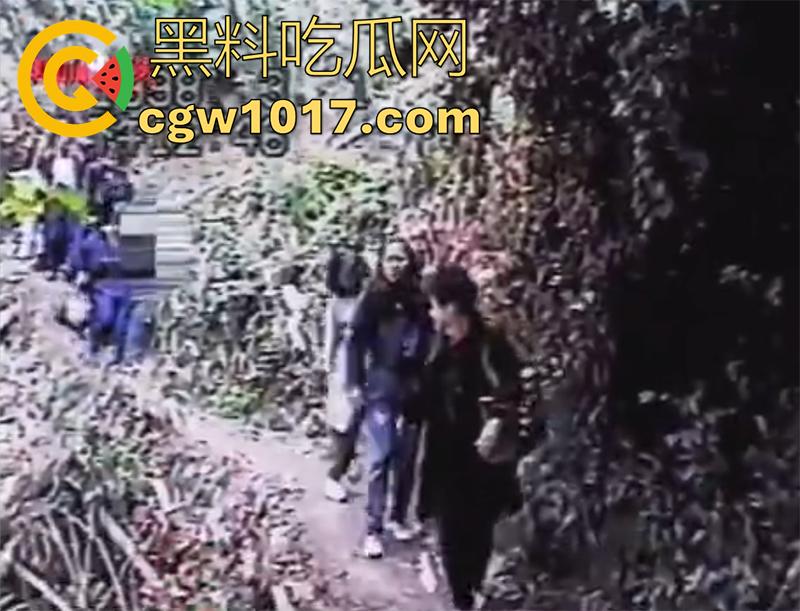 胆小勿入！实录见鬼灵异事件，台湾红衣小女孩真实录像，脸色铁青面容恐怖，旅行团回忆没有这个小女孩！  第1张