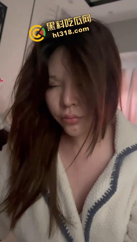 英区流子捉奸名场面，捞女床上被抓现行，一个男友当钱包，一个男友当鸡巴，双线并行享受生活！  第7张