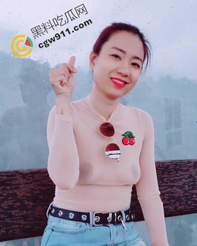 湖南人妻【黄小桃】的大胆暴露挑逗！真空逛街，夹着肛塞大胆露穴，寻求刺激后被爆操  第4张