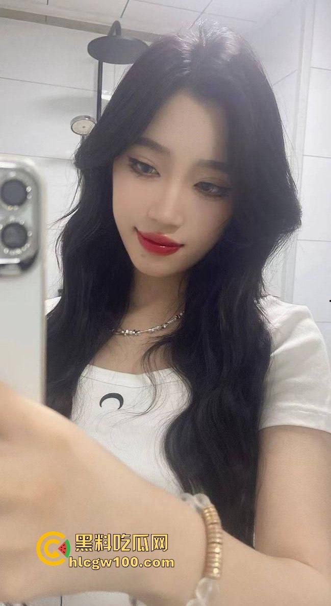 太原职业技术学院【李婉钰】自慰私密视频曝光，穿丝袜抠逼摸奶被异地男友共享兄弟，极品好胸毁在渣男手里！  第1张