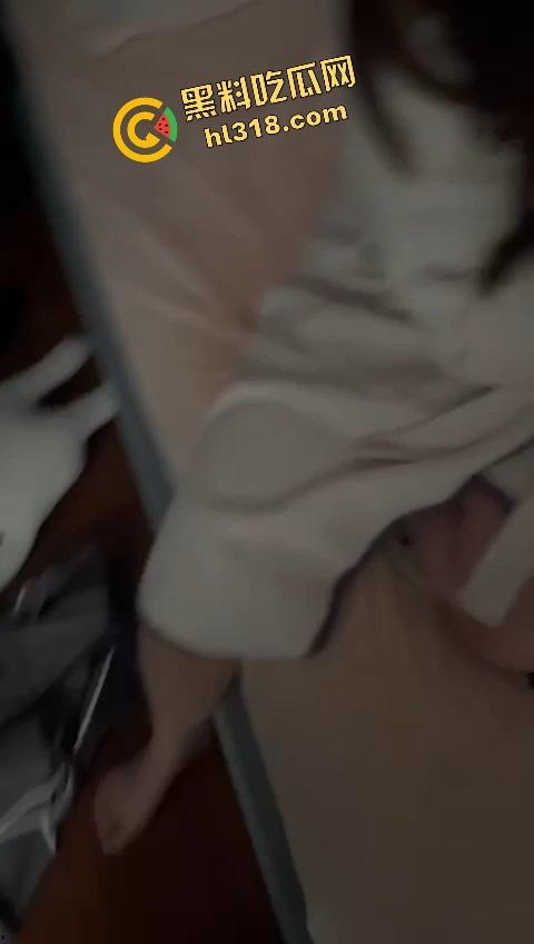 英区流子捉奸名场面，捞女床上被抓现行，一个男友当钱包，一个男友当鸡巴，双线并行享受生活！  第13张