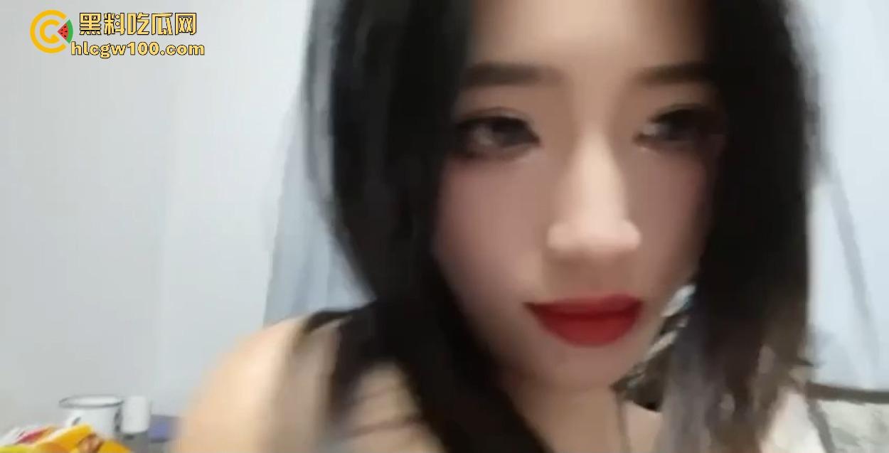 太原职业技术学院【李婉钰】自慰私密视频曝光，穿丝袜抠逼摸奶被异地男友共享兄弟，极品好胸毁在渣男手里！  第6张