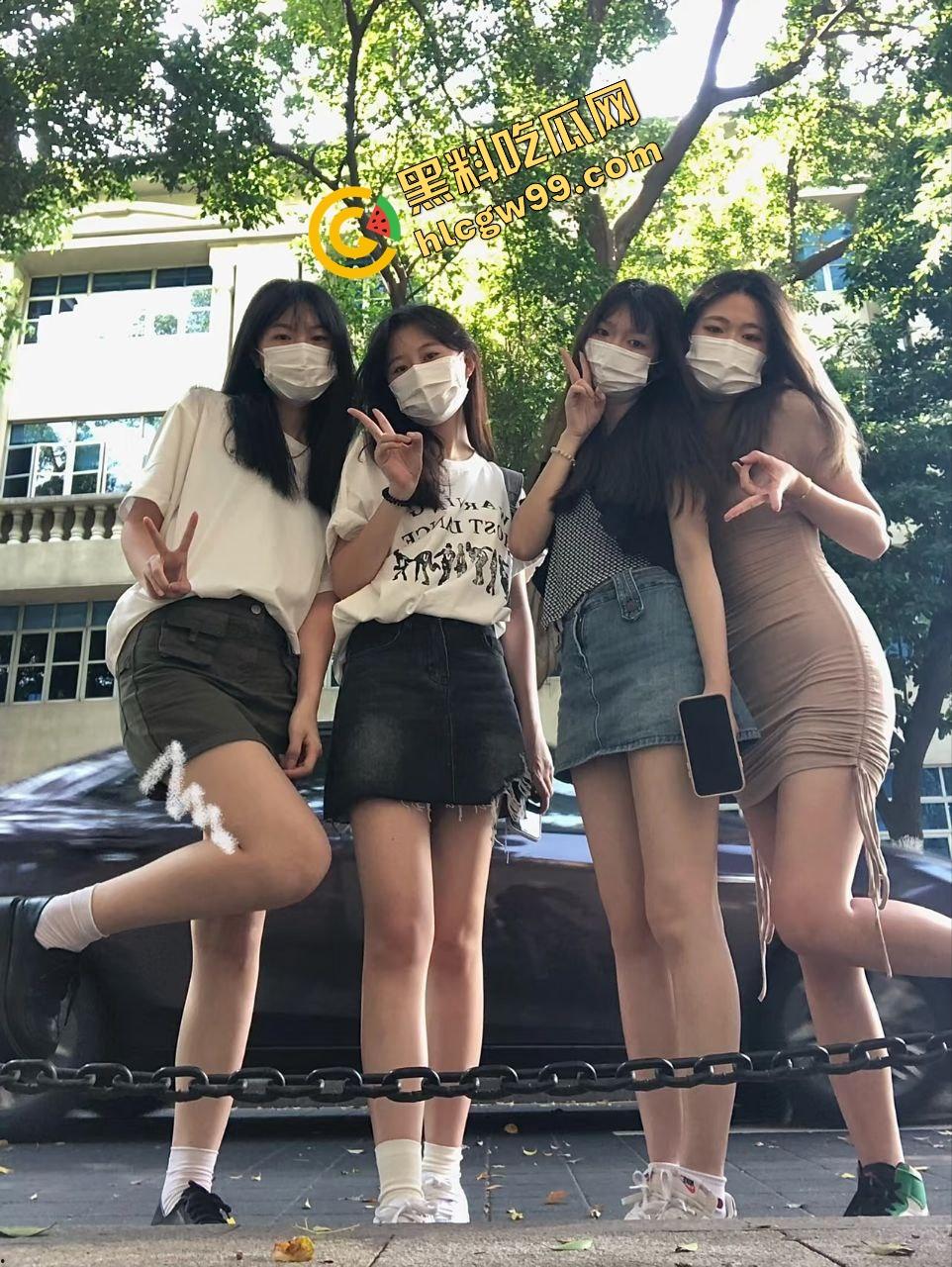 没有鸡巴的性爱！4位姐妹花反差婊骚鸡相约酒店大展身手，全裸淫荡互舔舌吻，女同的魅力！  第3张