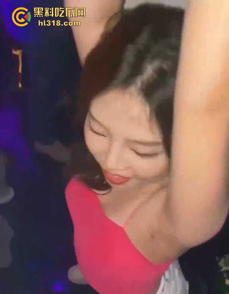 酒后爆操极品夜店女神，性感尤物酒吧发浪勾引，被大神搭讪带走无套后入，全程露脸对白超淫荡！  第2张