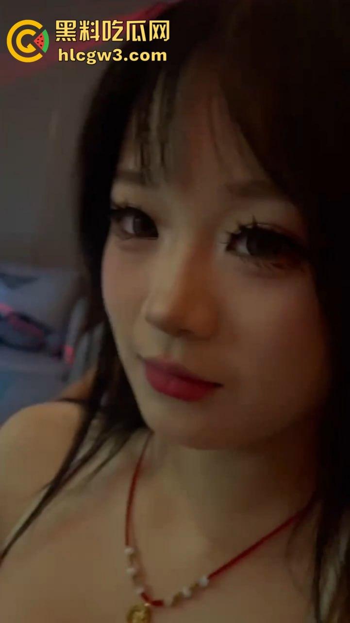 KTV狼友点妹子玩花了，摸到奶子头直接缩进去，全身上下到处RUA没放过 ，这钱摸得绝对回本！  第1张