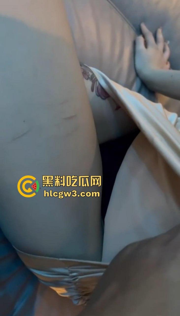 KTV狼友点妹子玩花了，摸到奶子头直接缩进去，全身上下到处RUA没放过 ，这钱摸得绝对回本！  第3张