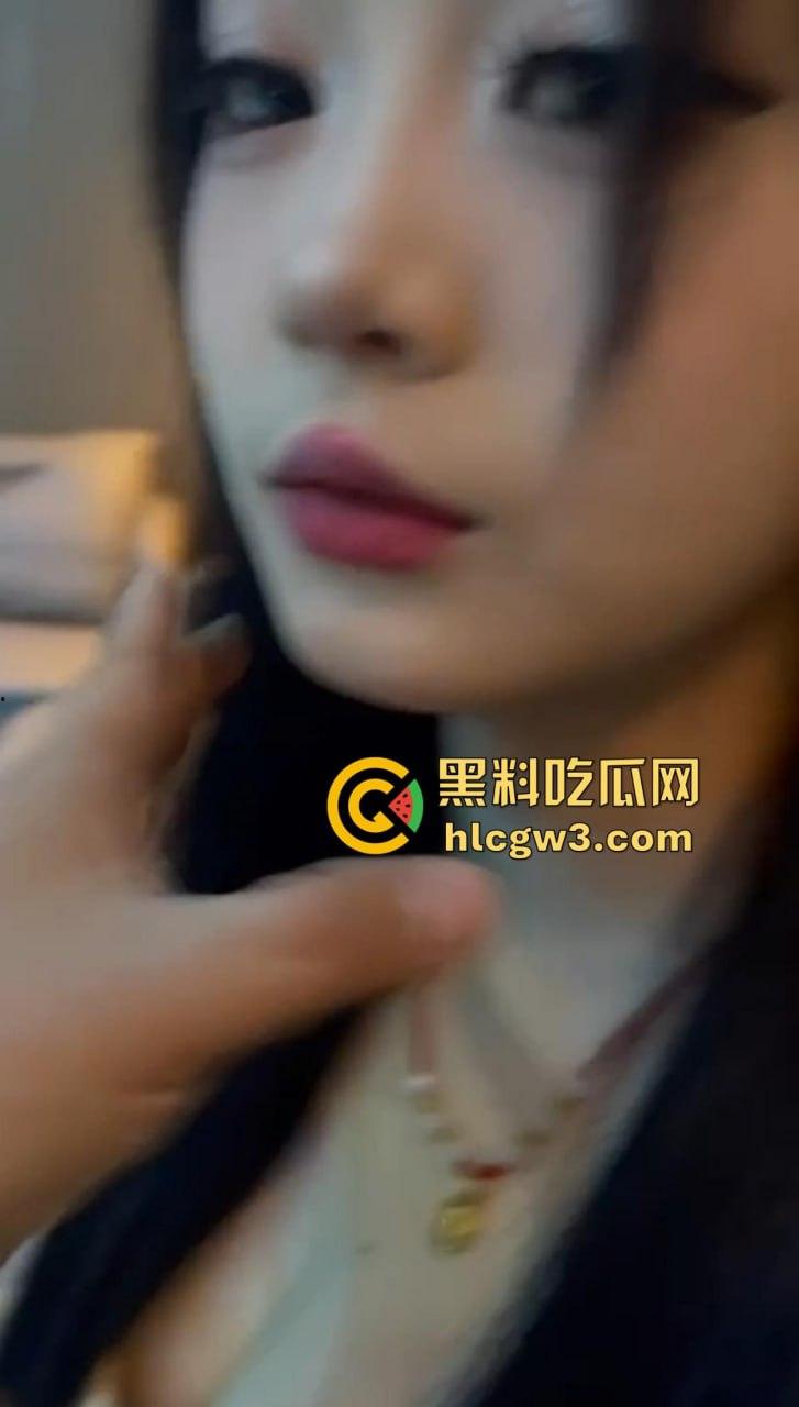 KTV狼友点妹子玩花了，摸到奶子头直接缩进去，全身上下到处RUA没放过 ，这钱摸得绝对回本！  第5张