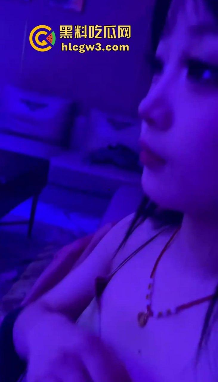 KTV狼友点妹子玩花了，摸到奶子头直接缩进去，全身上下到处RUA没放过 ，这钱摸得绝对回本！  第6张