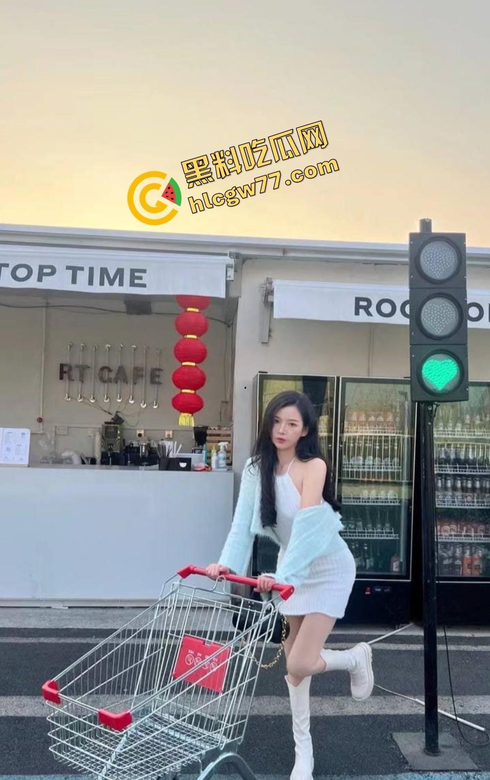 江西女大学生莫小宁装得清纯，背地里被调教成舔鸡巴母狗！一边被后入爆操一边浪叫夹鸡巴！  第2张