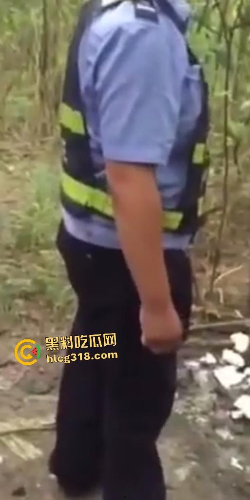 成都同性恋老男人小树林装女人当鸡被警察抓！想“收买”警察，谁知警察是直男直接踢屁股开花  第8张