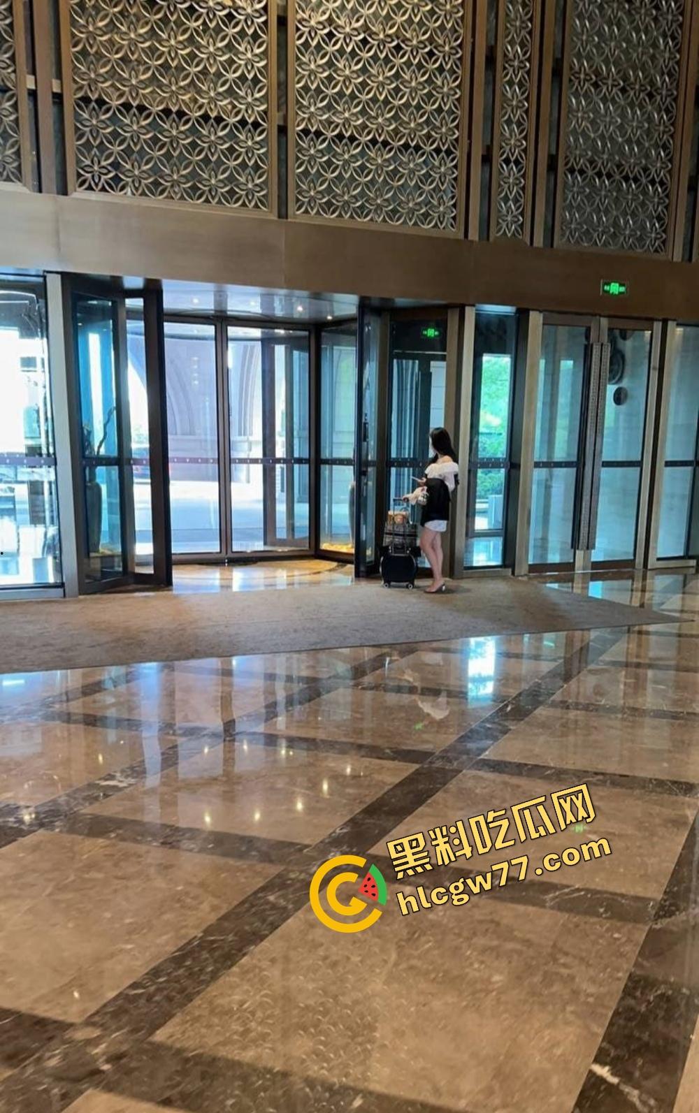 江西女大学生莫小宁装得清纯，背地里被调教成舔鸡巴母狗！一边被后入爆操一边浪叫夹鸡巴！  第6张