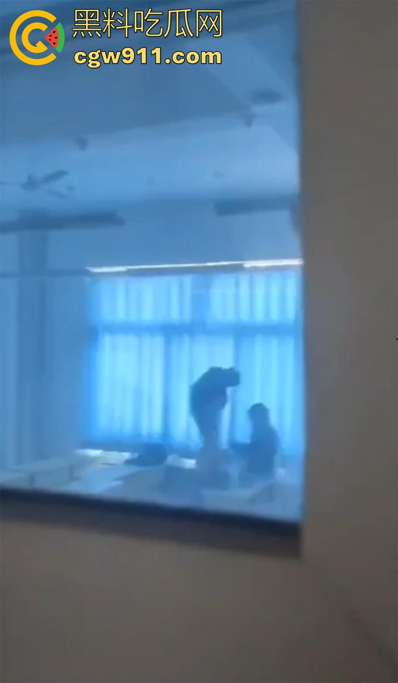 女老师深夜激情，和学生打炮被偷拍，水利水电职业技术学院，偷拍到女老师在教室被学生扛腿爆操，玩的真刺激啊！  第3张