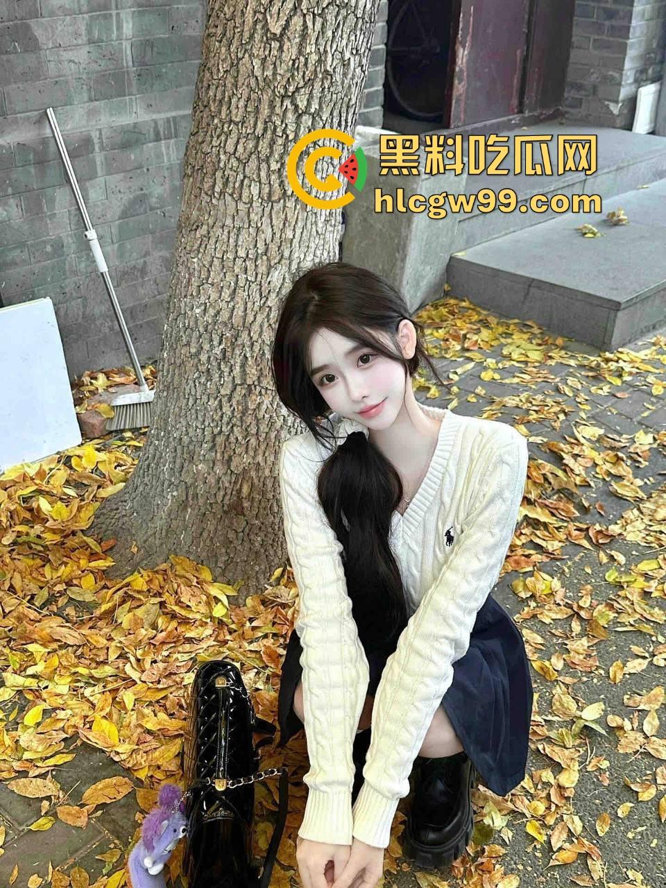 上海宏瑞基商场奈雪门口上演野战教学，小情侣裤子脱一点直接坐上去猛摇，摇摆姿势辣眼睛，刺激拉满！  第3张