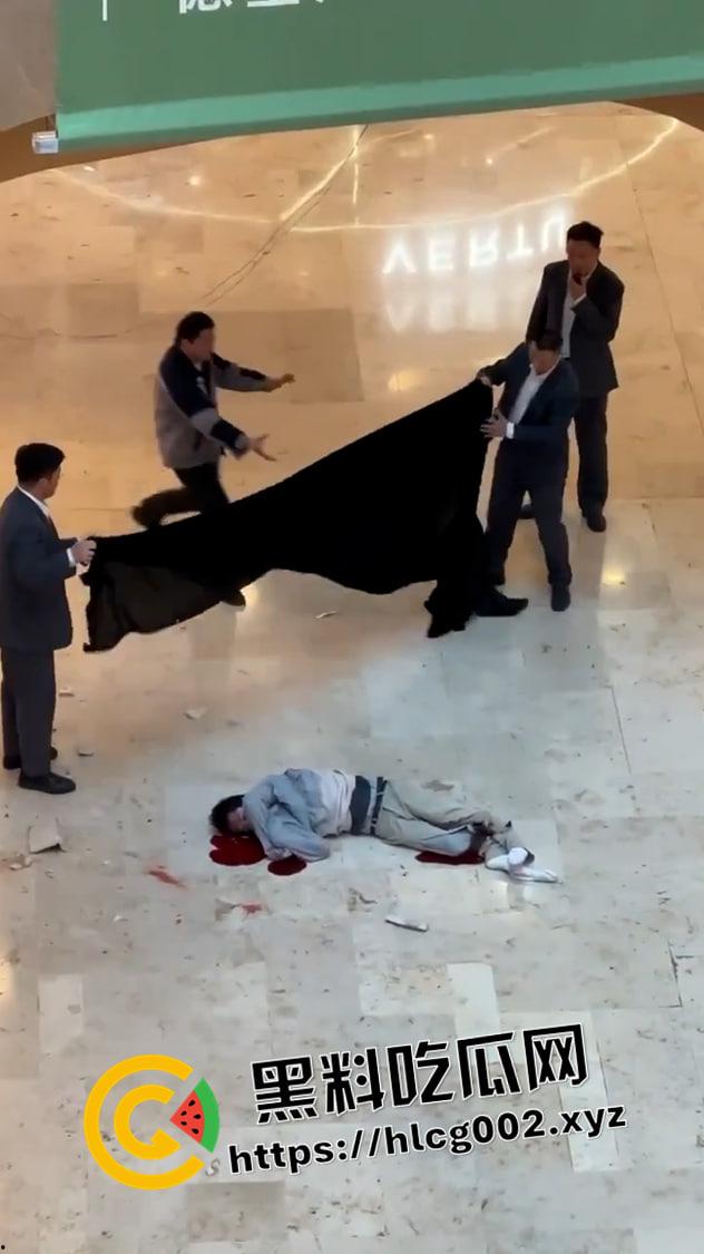 南京德基跳楼现场未打码视频！七楼跳下 头碎爆浆 年纪轻轻想不开呢  第2张