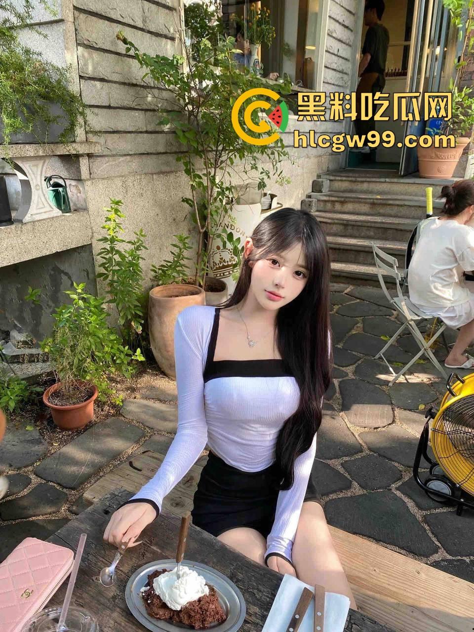 上海宏瑞基商场奈雪门口上演野战教学，小情侣裤子脱一点直接坐上去猛摇，摇摆姿势辣眼睛，刺激拉满！  第4张