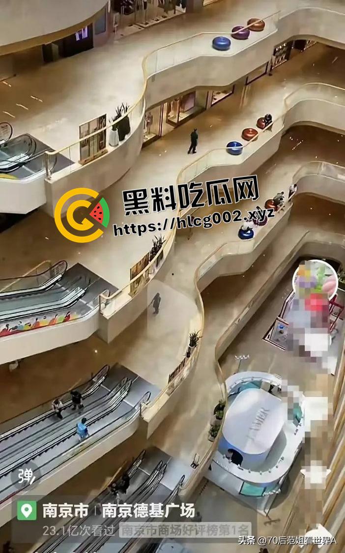 南京德基跳楼现场未打码视频！七楼跳下 头碎爆浆 年纪轻轻想不开呢  第5张