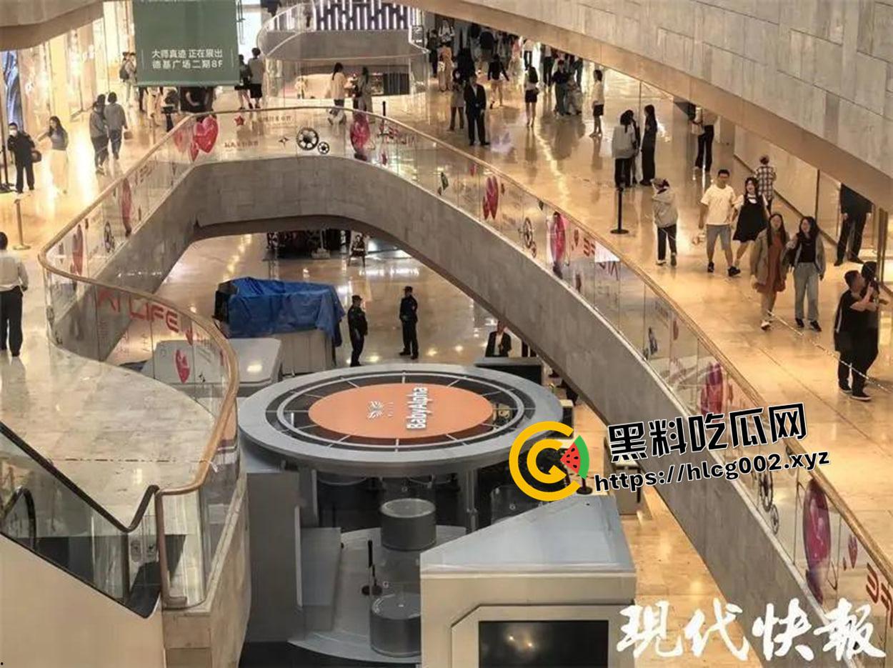 南京德基跳楼现场未打码视频！七楼跳下 头碎爆浆 年纪轻轻想不开呢  第8张