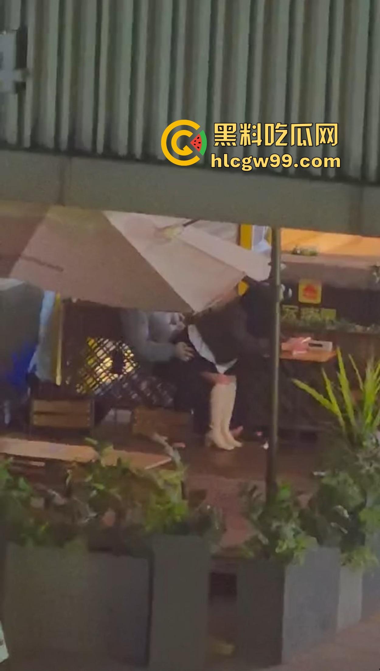 上海宏瑞基商场奈雪门口上演野战教学，小情侣裤子脱一点直接坐上去猛摇，摇摆姿势辣眼睛，刺激拉满！  第8张