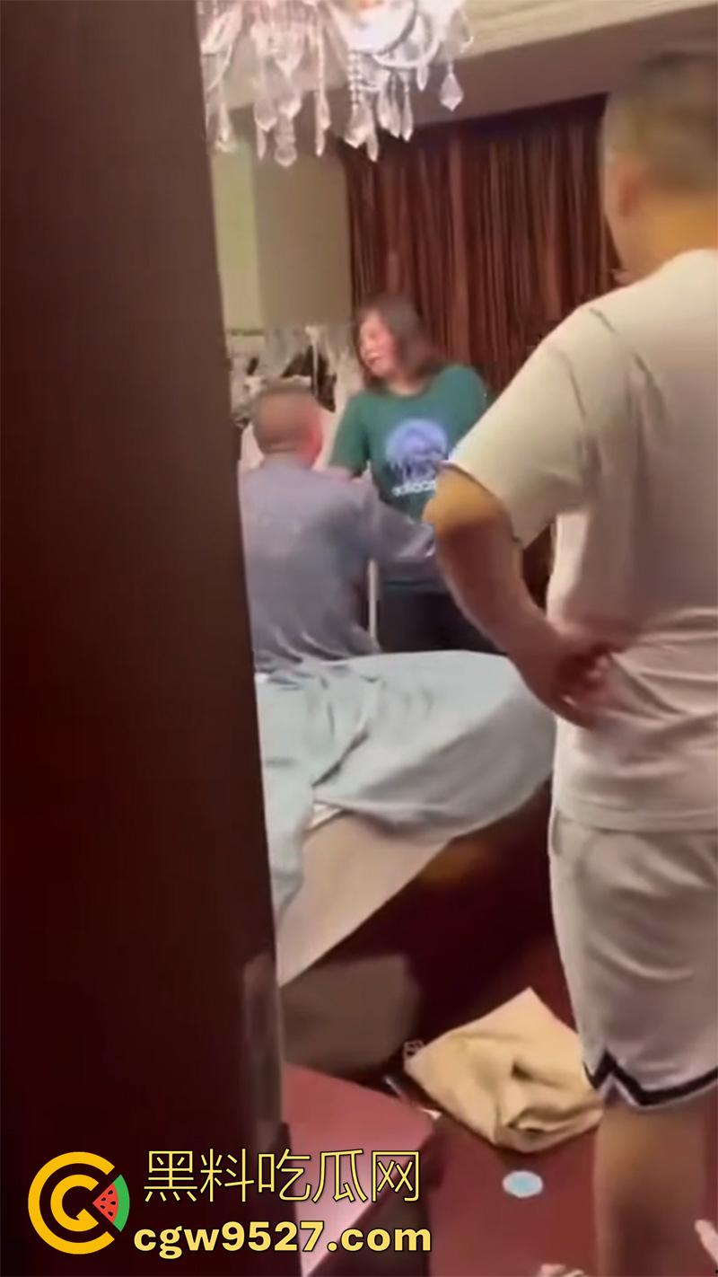 带人捉奸竟将自己抓走，女子发现老公出轨，带家人现场捉奸，疯狂殴打小三，结果警察到了竟把她抓了！  第1张