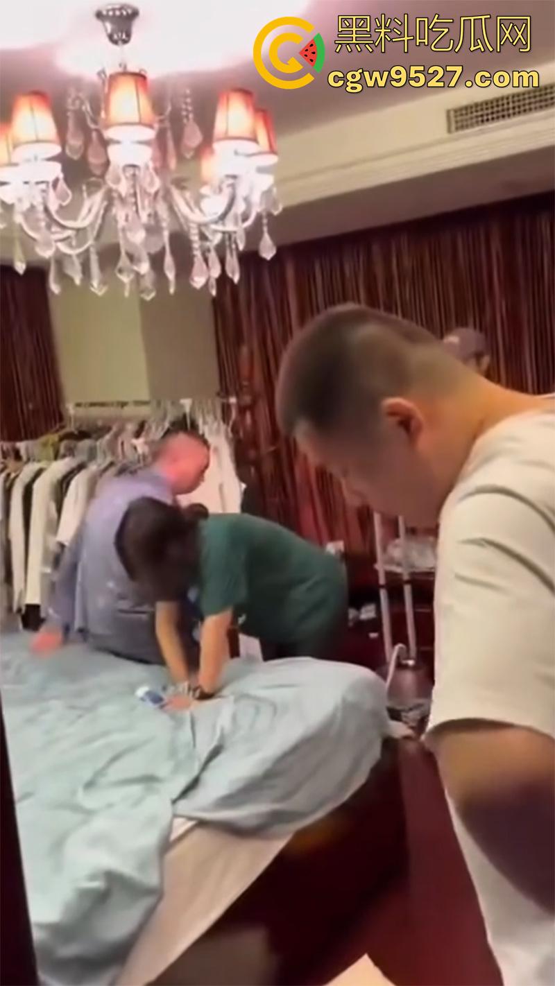 带人捉奸竟将自己抓走，女子发现老公出轨，带家人现场捉奸，疯狂殴打小三，结果警察到了竟把她抓了！  第2张