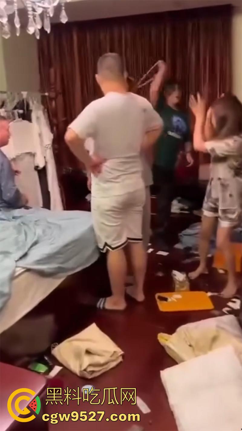 带人捉奸竟将自己抓走，女子发现老公出轨，带家人现场捉奸，疯狂殴打小三，结果警察到了竟把她抓了！  第3张