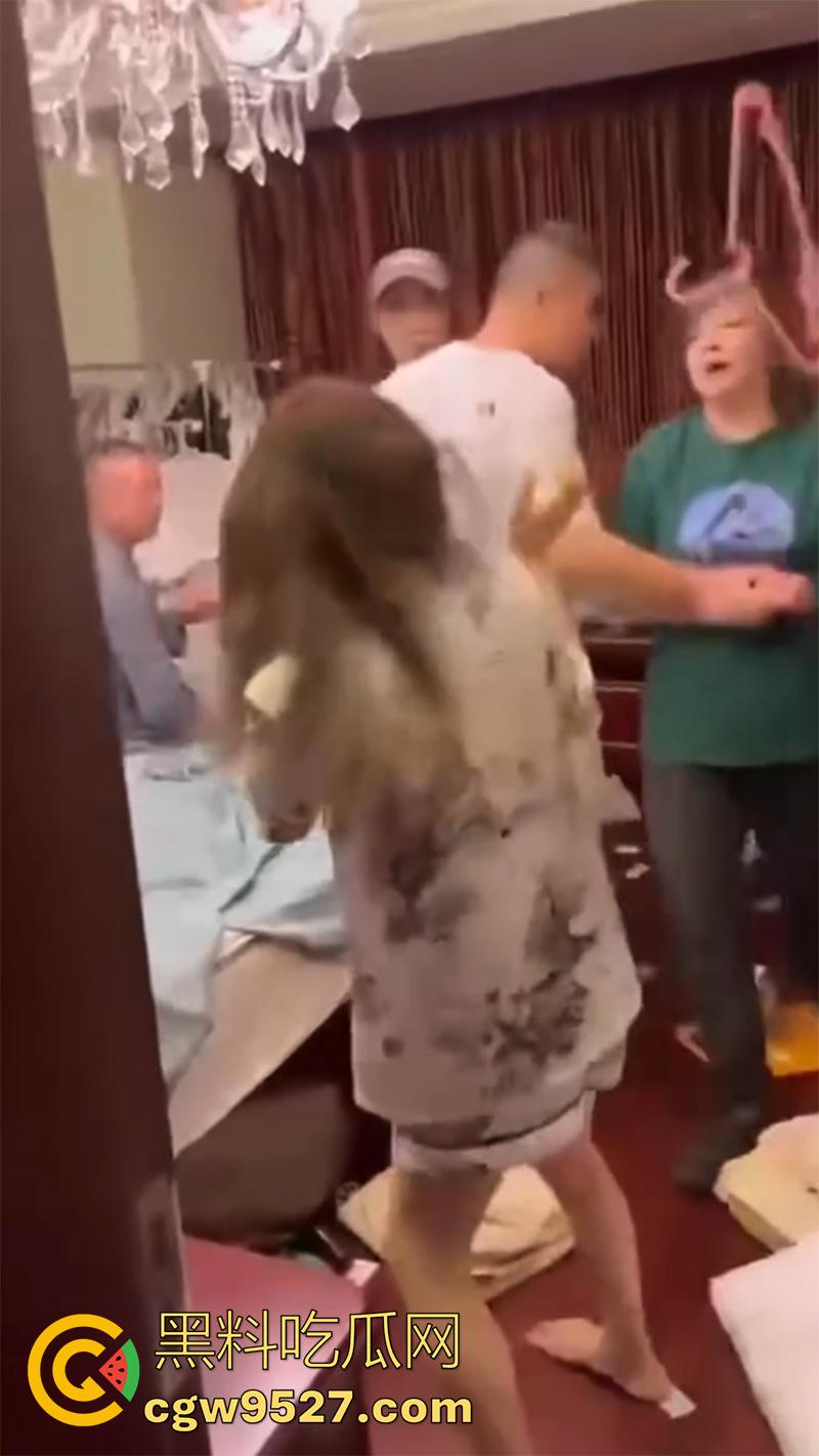 带人捉奸竟将自己抓走，女子发现老公出轨，带家人现场捉奸，疯狂殴打小三，结果警察到了竟把她抓了！  第4张