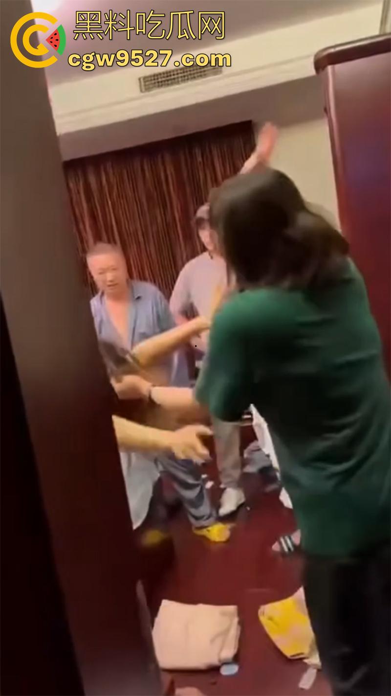 带人捉奸竟将自己抓走，女子发现老公出轨，带家人现场捉奸，疯狂殴打小三，结果警察到了竟把她抓了！  第6张