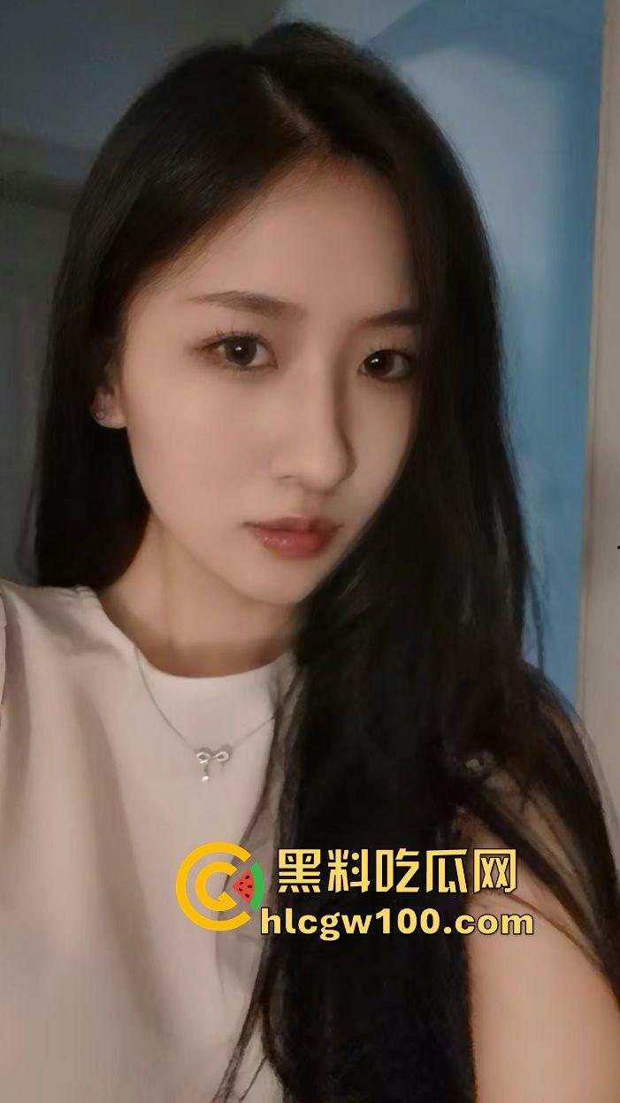 湖南大学大四学姐【叶晓燕】约炮视频流出被曝光，撅臀掰穴学姐不为人知的另一面。  第2张