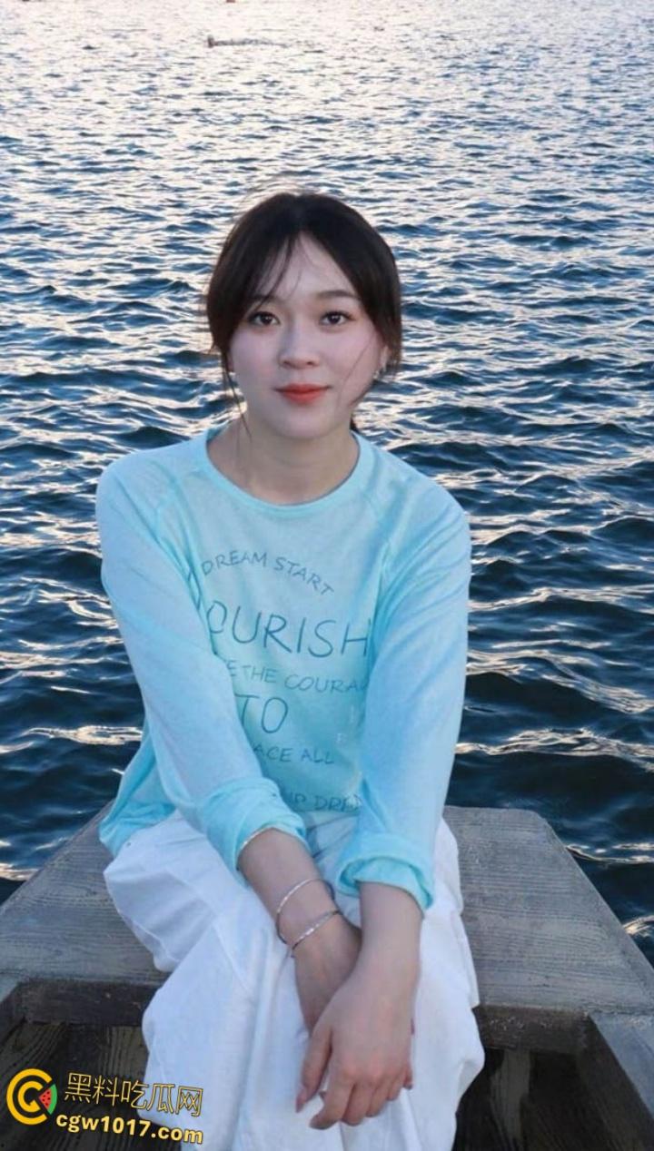 浙江师大甜妹【张宇轩】羞涩吃鸡画面曝光，顶级眼镜反差婊口爆颜射，满嘴灌满浓精骚态尽显！  第1张