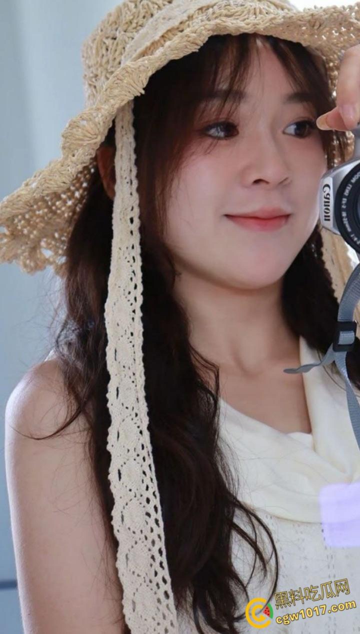 浙江师大甜妹【张宇轩】羞涩吃鸡画面曝光，顶级眼镜反差婊口爆颜射，满嘴灌满浓精骚态尽显！  第3张