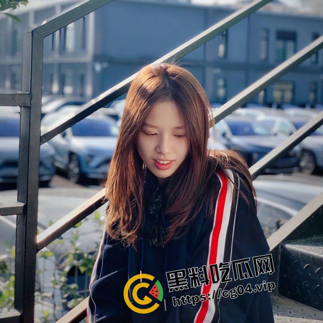 武汉大学大三反差婊学姐和摄影学弟不得不说的事情 学姐 如果我说我说我脱下你的裤子是为了艺术 你会相信吗  第3张