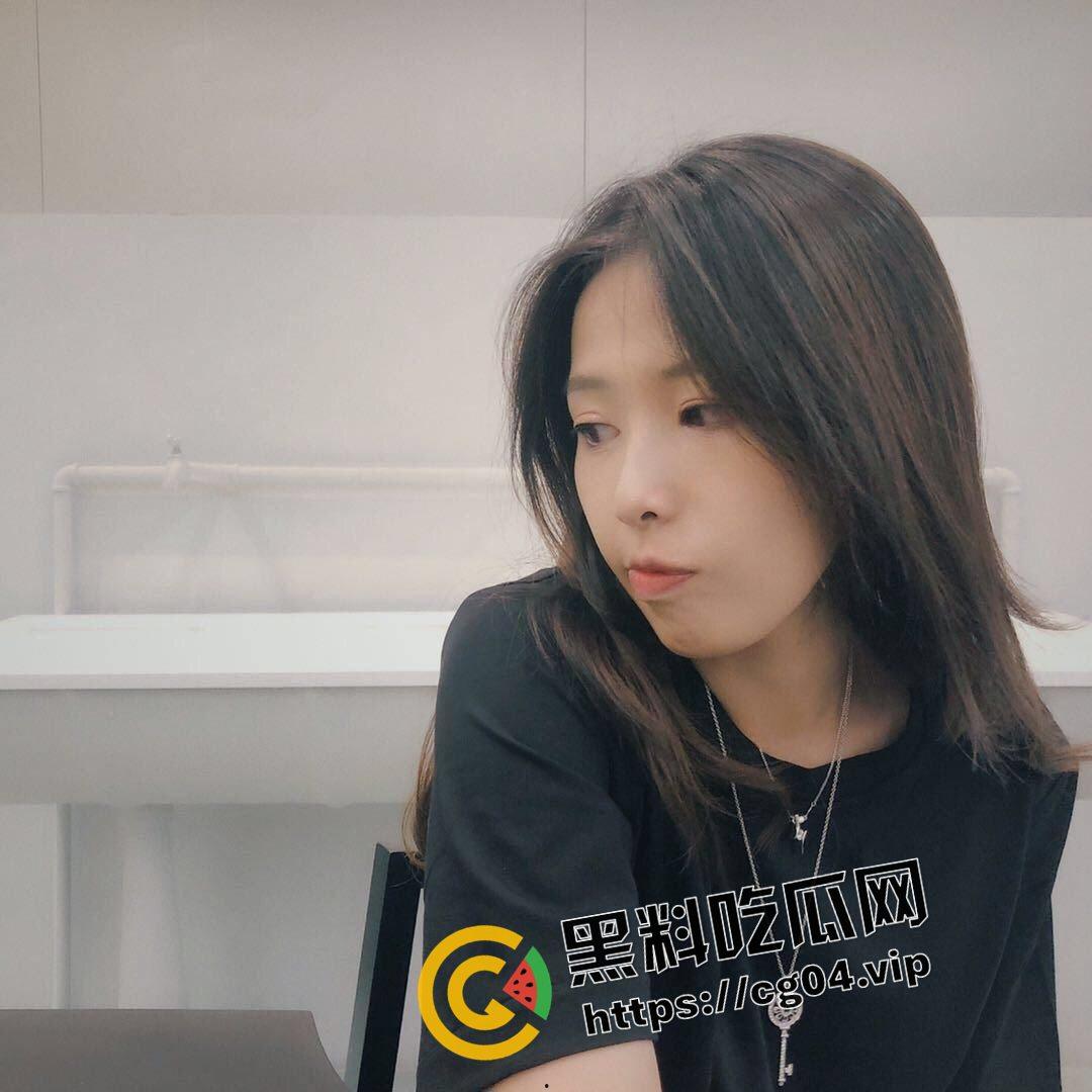 武汉大学大三反差婊学姐和摄影学弟不得不说的事情 学姐 如果我说我说我脱下你的裤子是为了艺术 你会相信吗  第7张