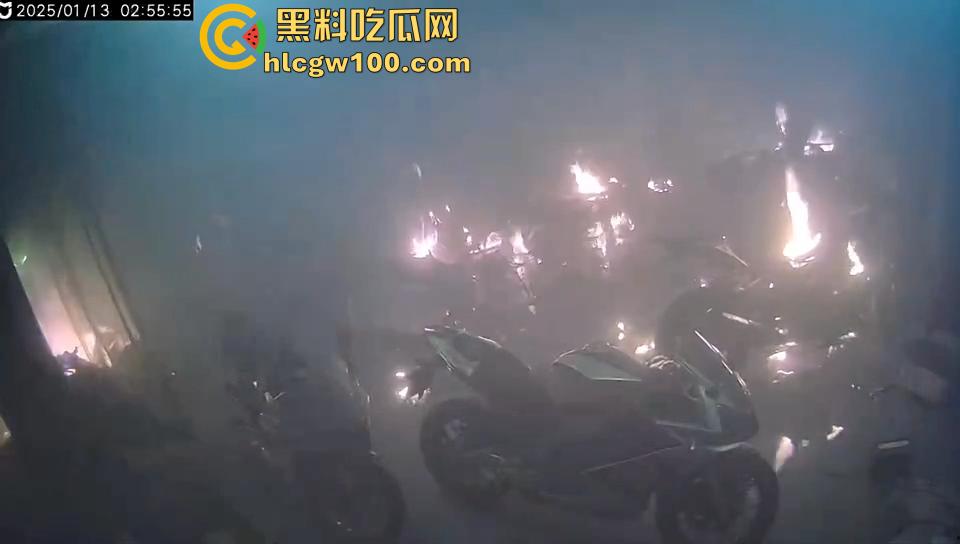 作死硬轰摩托油门导致起火，两个二逼有灭火器不用，短短5分钟整个店的摩托车都烧光了  第3张