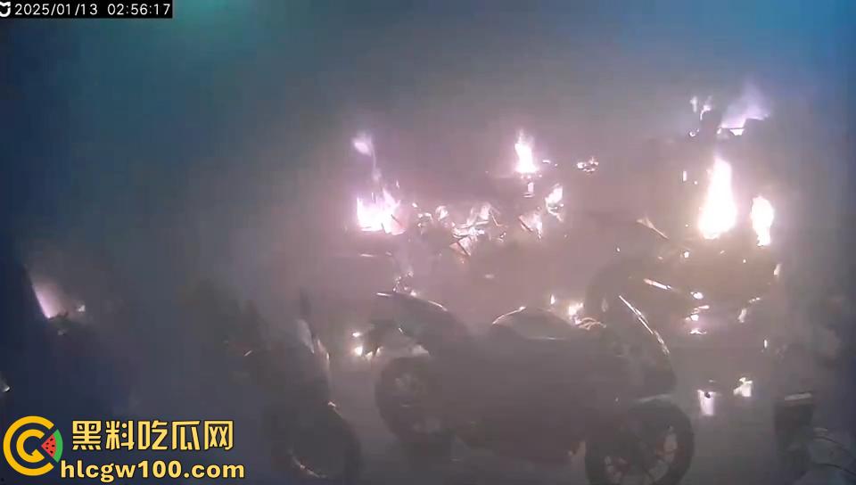 作死硬轰摩托油门导致起火，两个二逼有灭火器不用，短短5分钟整个店的摩托车都烧光了  第4张
