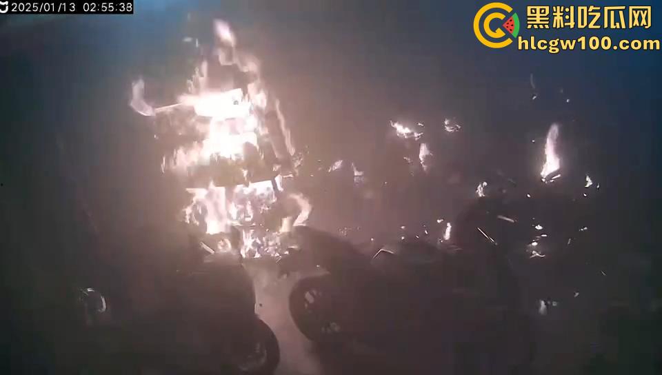 作死硬轰摩托油门导致起火，两个二逼有灭火器不用，短短5分钟整个店的摩托车都烧光了  第5张