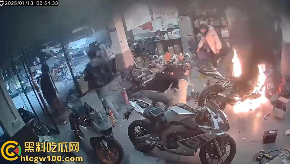 作死硬轰摩托油门导致起火，两个二逼有灭火器不用，短短5分钟整个店的摩托车都烧光了  第6张