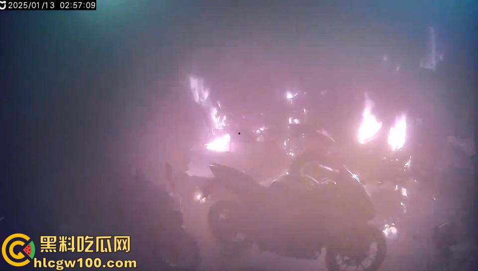 作死硬轰摩托油门导致起火，两个二逼有灭火器不用，短短5分钟整个店的摩托车都烧光了  第8张