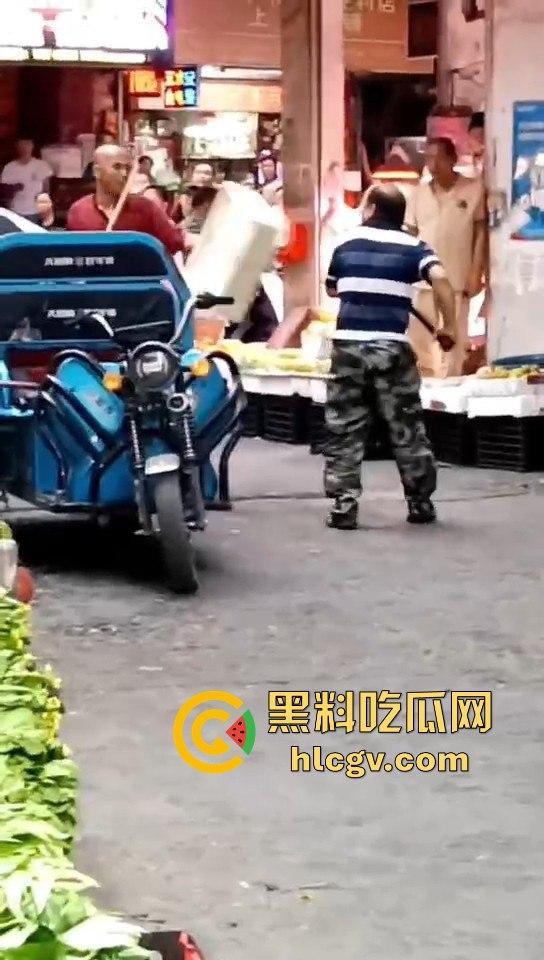 广东菜市场两个加起来100岁的大爷大妈打得不亦乐乎！年纪不小了火气还挺大！  第1张
