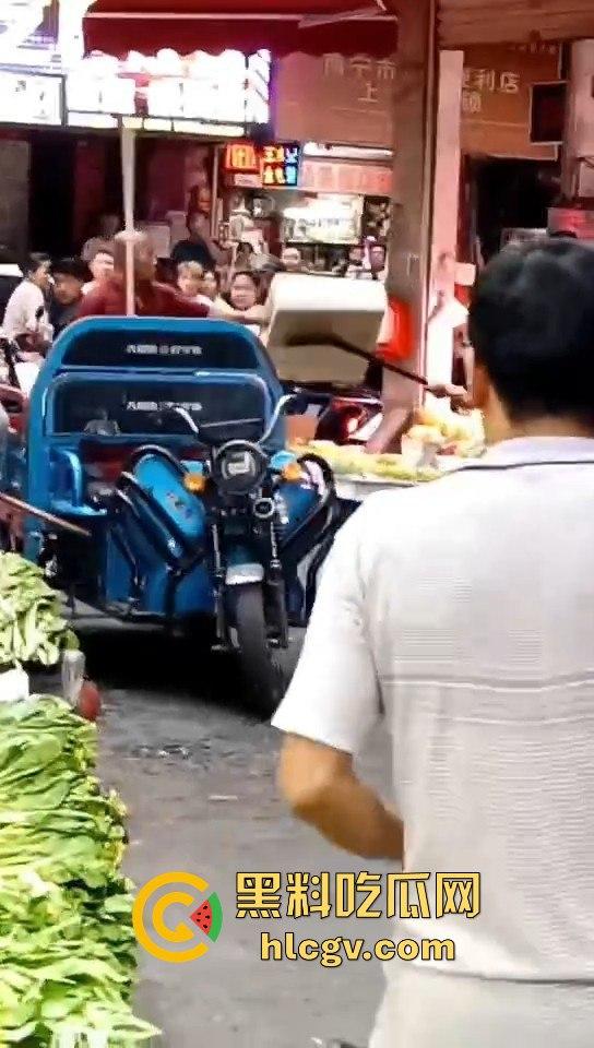广东菜市场两个加起来100岁的大爷大妈打得不亦乐乎！年纪不小了火气还挺大！  第2张